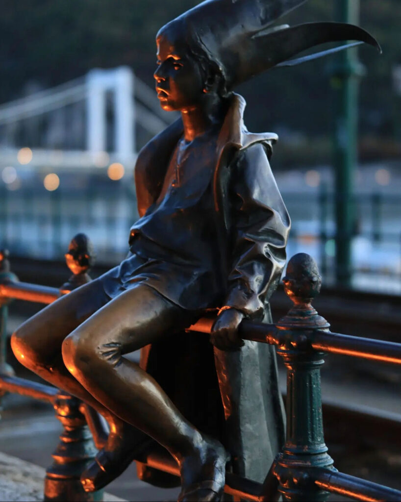 Estatua princesita Budapest